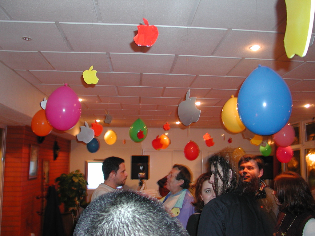 Maças e Baloes de todas as cores (o moreno é algum espectro???)